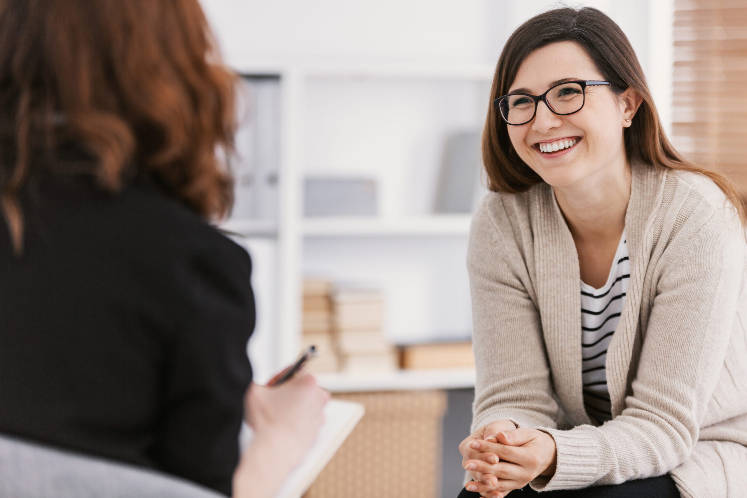 Therapist and client discussing EMDR vs CBT therapy to determine the best fit for her healing journey.